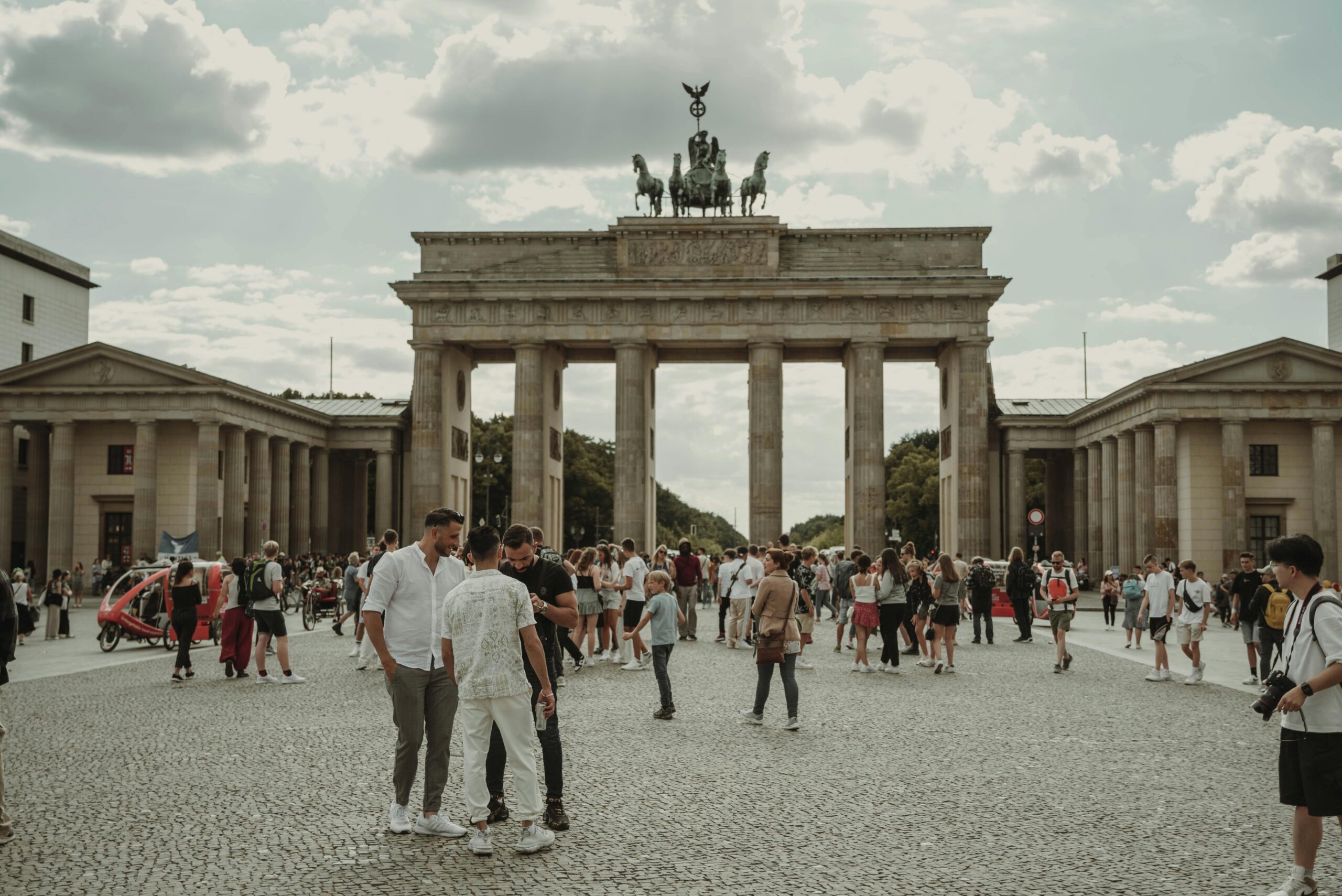 Bezoekers bij de Brandenburger Tor, een van de bekendste bezienswaardigheden in het centrum van Berlijn