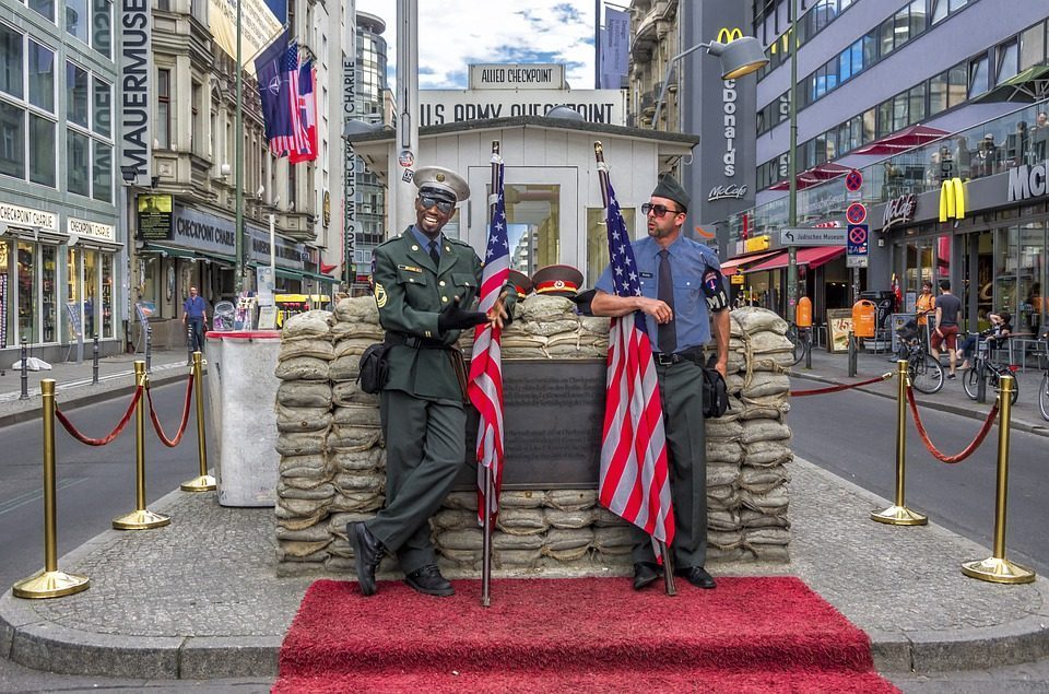 Checkpoint Charlie in Berlijn, voormalige grensovergang tussen Oost- en West-Berlijn