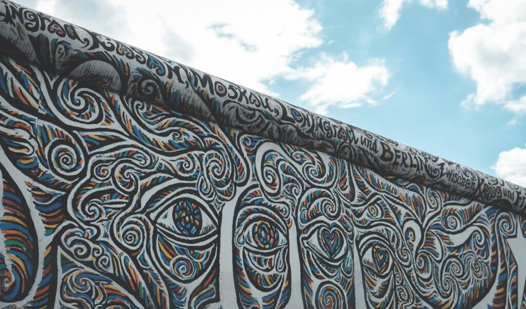 Street art op de Berlijnse Muur bij East Side Gallery in Berlijn