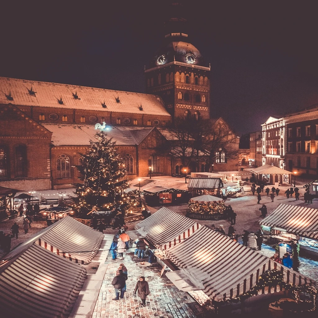 Avondbeeld van Berlijn met historische gebouwen en sfeervolle verlichting in het stadscentrum