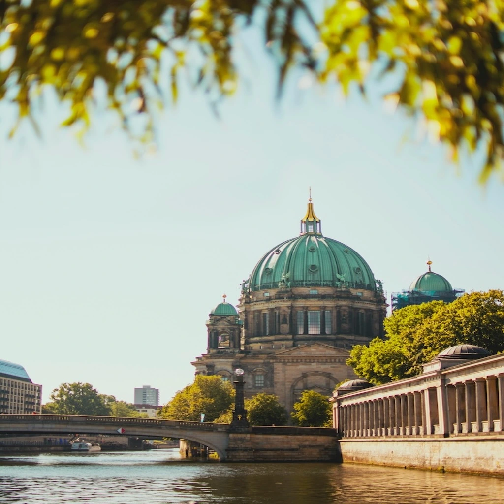 Berlijnse Dom aan de rivier de Spree op een zonnige dag in HalloBerlijn