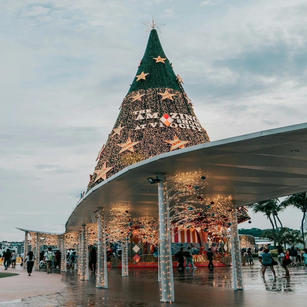 Moderne architectuur en kerstmarkt bij de Potsdamer Platz in Berlijn